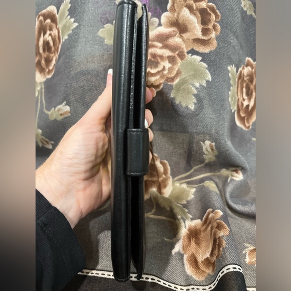 Gucci Leather Wallet made in Italy. Edges Excellent condition.Stamp 112715-2149 - Picture 12 of 14